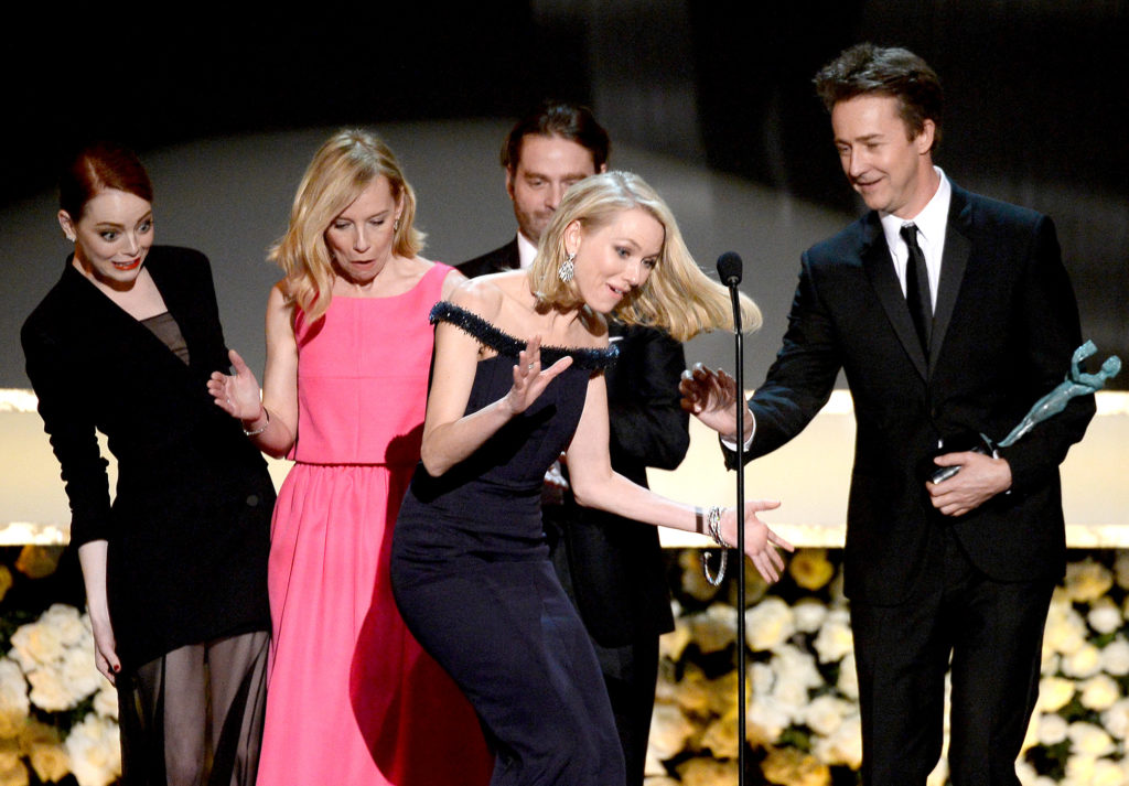 naomi-watts-sag-awards-tripping